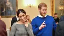 Pangeran Harry dan tunangannya, Meghan Markle melakukan kunjungan ke Cardiff Castle, Wales, Kamis (18/1). Di sana Pangeran Harry dan Meghan Markle sempat menyaksikan pertunjukan musisi hingga puisi dari artis asli Wales. (BEN BIRCHALL/POOL/AFP)