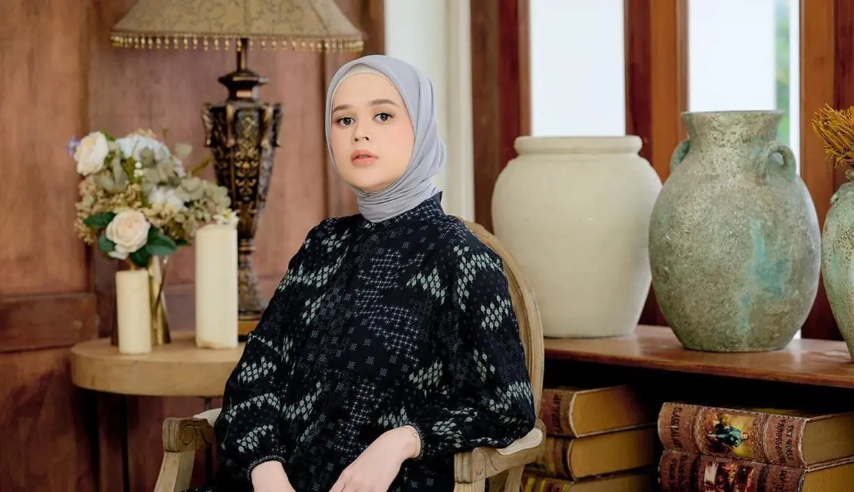 Miliki karakter wajah jutek, tak heran jika Cut Meyriska kerap mendapatkan peran antagonis. Tak hanya sering terlihat jutek ketika sedang berperan antagonis, Cut Meyriska juga terlihat jutek ketika pamer wajah tanpa ekspresi di Instagram pribadinya. Bintang sinetron Anak Jalanan ini memang terbilang cukup aktif di media sosial. (Liputan6.com/IG/@cutratumeyriska)