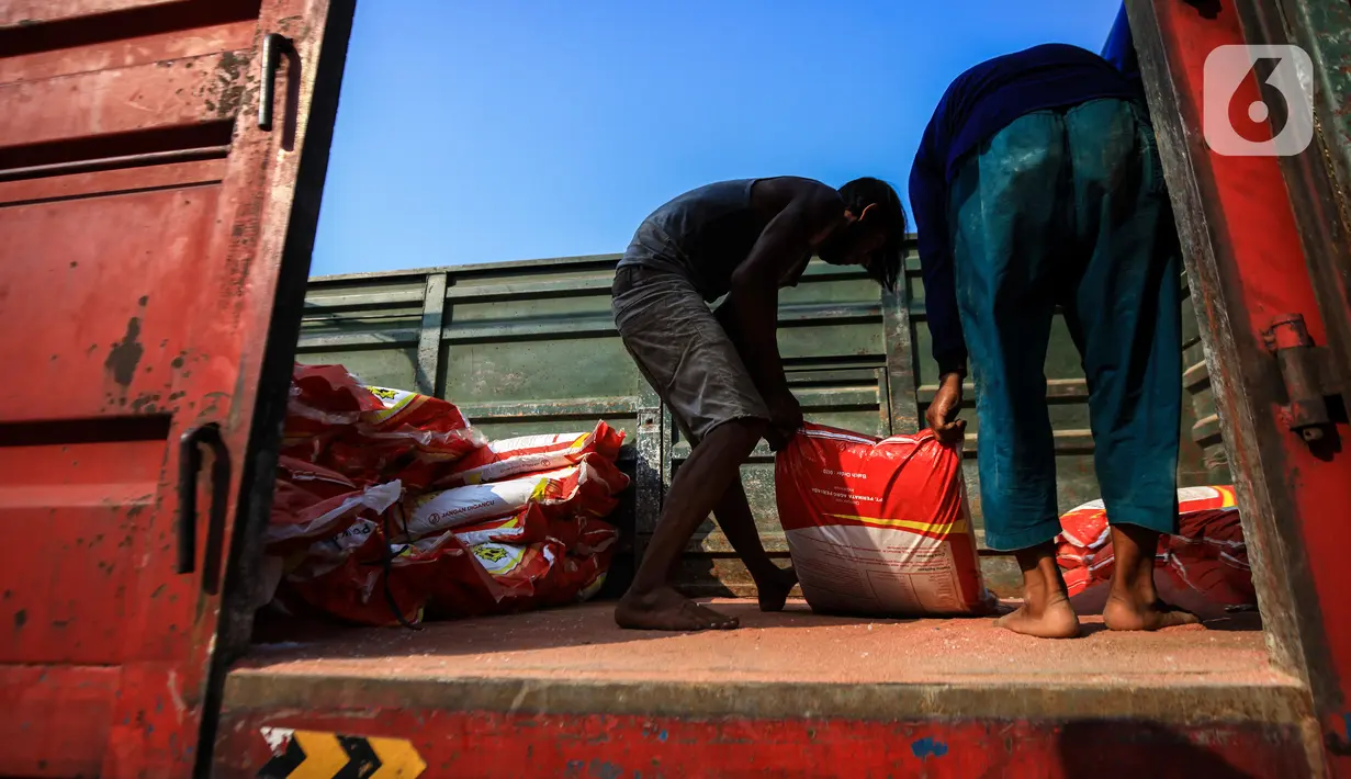 Sejumlah pekerja buruh angkut beraktivitas di Pelabuhan Sunda Kelapa, Jakarta, Kamis (10/6/2021). Alhasil, para pekerja ini setidaknya bisa mendapat Rp 100 ribu setiap bongkar muatnya. (Liputan6.com/Johan Tallo)