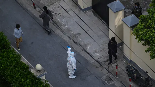 FOTO: Aktivitas Petugas Kesehatan Saat Shanghai Terapkan Lockdown Akibat COVID-19