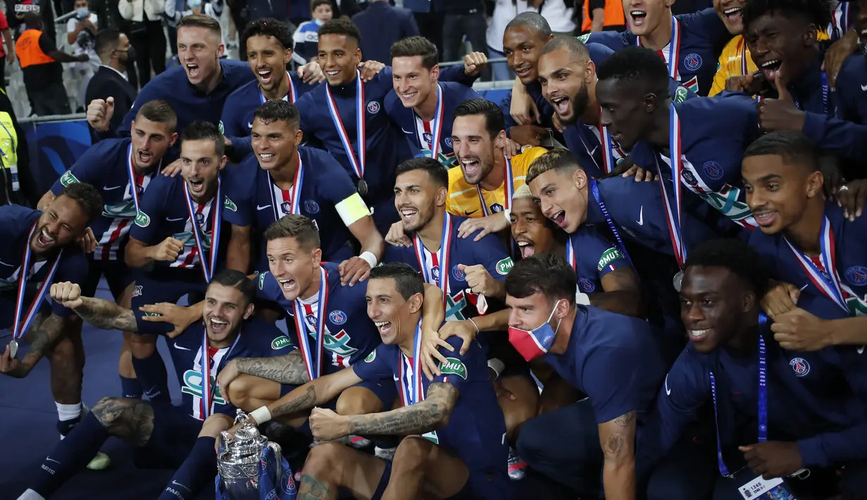 Para pemain Paris Saint-Germain (PSG) merayakan gelar juara Piala Prancis usai mengalahkan Saint-Etienne pada pertandingan final di Stade de France, Saint Denis, Paris, Prancis, Jumat (24/7/2020). PSG menang 1-0. (AP Photo/Francois Mori)