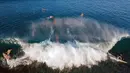 Pemandangan udara menunjukkan para peselancar menunggangi ombak di pantai Lhoknga, provinsi Aceh, pada Senin 12 Januari 2026. Indonesia merupakan negara kepulauan dengan kekayaan alamnya yang memukau. Salah satunya adalah Pantai Lhoknga di Kecamatan Lhoknga, Kabupaten Aceh Besar. (CHAIDEER MAHYUDDIN/AFP)