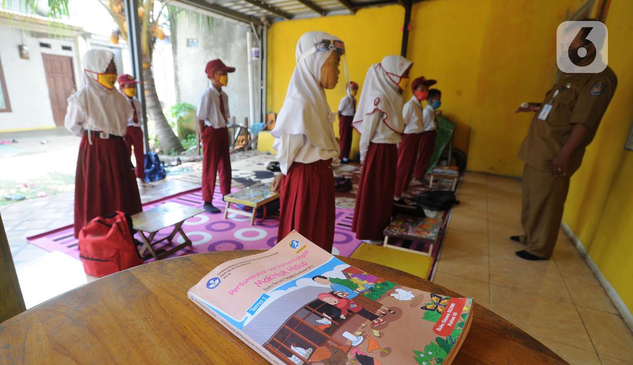 FOTO: Terkendala Online, Siswa SD Belajar Tatap Muka di Teras Rumah