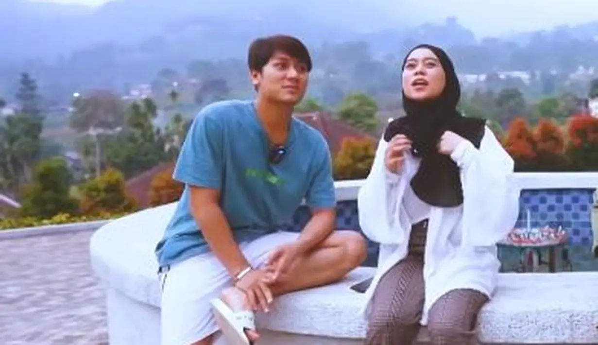 Tak hanya membahas tentang pernikahan, namun keduanya juga sempat membahas mengenai buah hati kelak. Omongan ini pun membuat banyak orang gemas, khususnya para fans mereka. (Youtube/Rizky Billar)