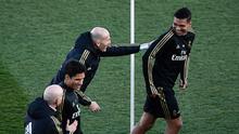 Pelatih Real Madrid, Zinedine Zidane dan gelandang timnya, Casemiro bercanda selama sesi latihan terbuka untuk umum di fasilitas latihan Ciudad Real Madrid, Valdebebas, Senin (30/12/2019). Real Madrid akan menghadapi Getafe pada pertandingan La Liga di laga pembuka tahun 2020. (OSCAR DEL POZO/AFP)