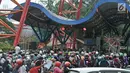 Antrean pengunjung di jalur kendaraan gerbang Ancol, Jakarta, Rabu (27/6). Bertepatan dengan libur nasional Pilkada Serentak 2018, sebagian besar warga Jakarta memanfaatkan fasilitas gratis biaya masuk ke kawasan Ancol. (Merdeka.com/Iqbal S. Nugroho)