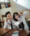 Seolah membawa kembali kenangan manis itu, keduanya tampil memesona dalam balutan outfit yang mengusung gaya anak sekolahan. [@flawlesspic].