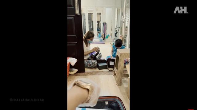 Momen Atta Halilintar Jenguk Aurel Hermansyah dan Arsy, Bawakan Hadiah Spesial. (Sumber: Youtube/Atta Halilintar)