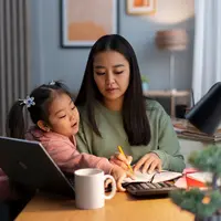Working mom bisa menjadi lebih dekat dengan anak jika menerapkan pola asuh anak dengan cara gentle parenting. (Foto/dok: Freepik)