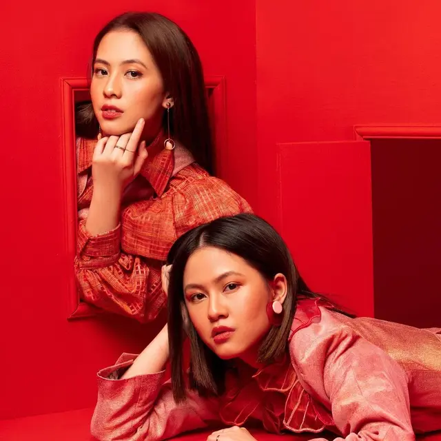 Potret 6 Kakak Adik Artis Saat Jalani Pemotretan, Bak Pinang Dibelah Dua