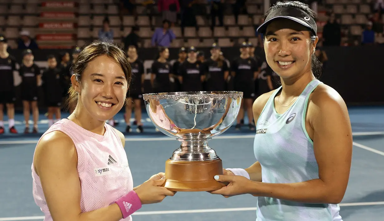 Selebrasi pasangan Aldila Sutjiadi/Miyu Kato dengan trofi juara setelah mengalahkan Leylah Fernandez/Bethanie Mattek-Sands pada babak final ASB Classic Tennis Tournament di Auckland, Selandia Baru (9/1/2023). Di babak semifinal yang akan digelar Rabu (7/6/2023) Aldila Sutjiadi akan berhadapan dengan rekannya di ganda putri, Miyu Kato yang berpasangan dengan petenis Jerman, Tim Putz. (AFP/David Rowland)