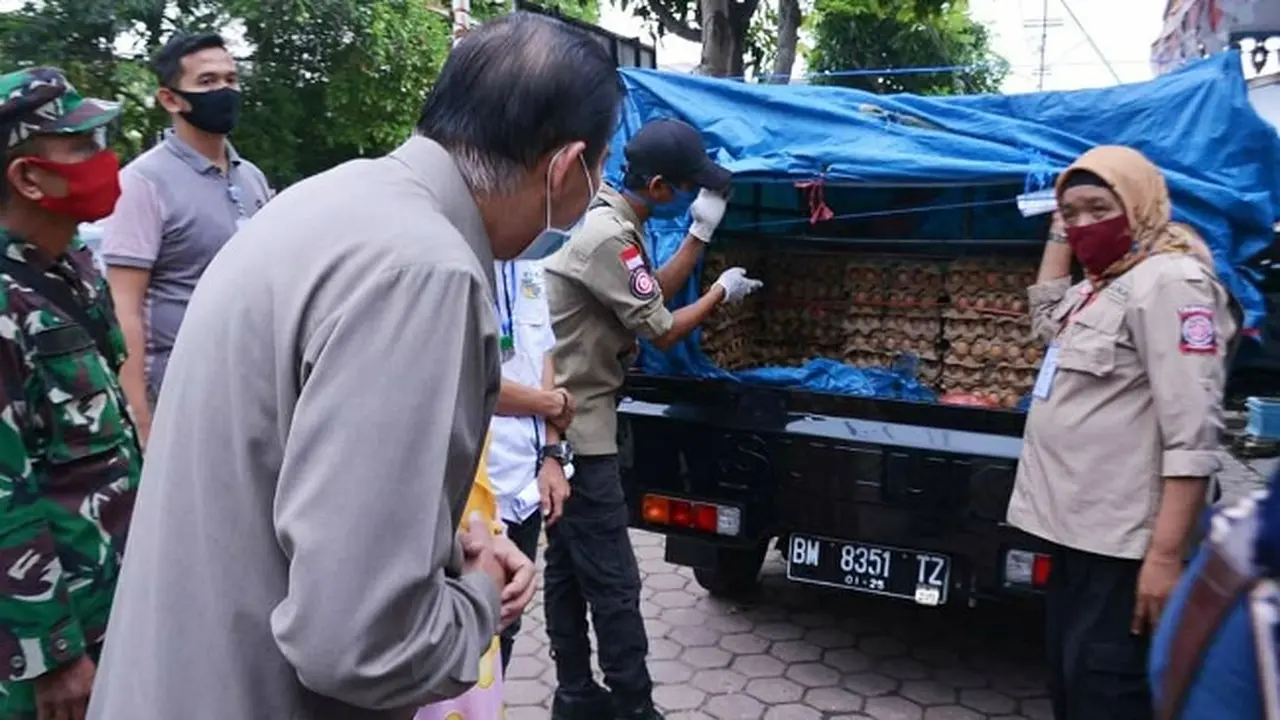 Wali Kota Pekanbaru Firdaus melihat paket sembako yang akan dibagikan kepada masyarakat.