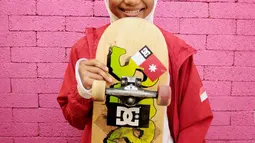 Skateboarder Indonesia Nyimas Bunga berpose dengan papan skatenya saat berkunjung ke kantor KLY, Jakarta, Jumat (7/9). Gadis 12 tahun ini merupakan peraih medali perunggu di ajang Asian Games 2018. (Liputan6.com/Faizal Fanani)
