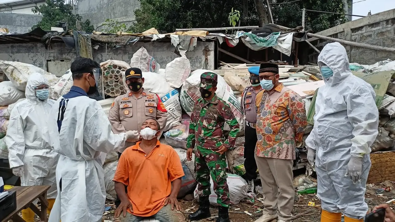 Puluhan Pemulung Jadi Sasaran Swab Test di Sukmajaya Depok