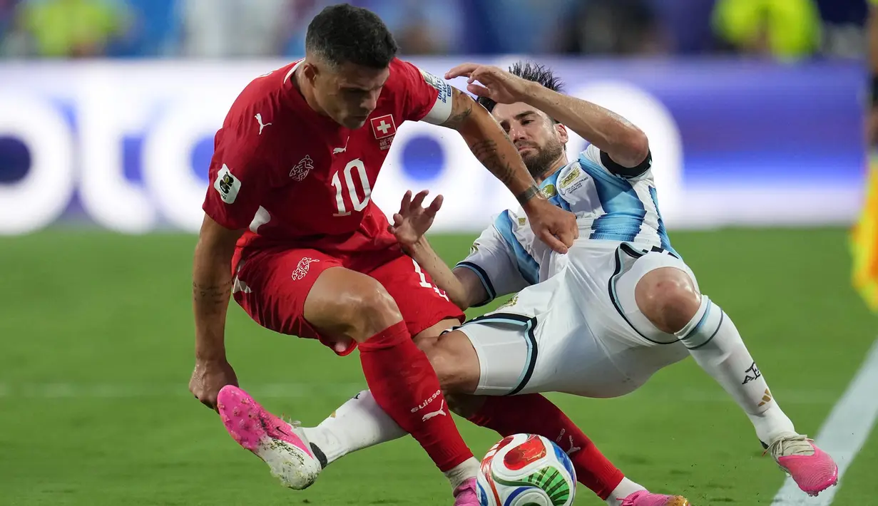 Pemain Swiss Granit Xhaka berebut bola dengan pemain Argentina Nicolas Tagliafico selama pertandingan perempat final Piala Dunia antara Argentina dan Swiss di Kansas City, Mo., Sabtu, 11 Juli 2026. (AP Photo/Abbie Parr)