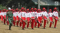 Sejumlah calon anggota Pasukan Pengibar Bendera (Paskibra) Nasional 2019 mengikuti latihan baris berbaris di Lapangan PPPON Cibubur, Jakarta, Selasa (30/7/2019). Hari ke-3 diklat, calon Paskibraka berlatihan formasi baris-berbaris, pengibaran dan penurunan bendera. (Liputan6.com/Herman Zakharia)