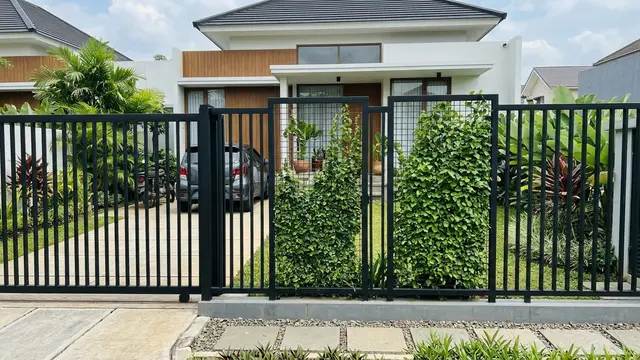 Ide Pagar Depan Rumah dari Kombinasi Besi Hollow dan Tanaman Rambat (AI Generated)