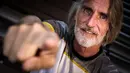 <p>Pelatih Dewa United, Jan Olde Riekerink berpose di depan fotografer setelah melakukan sesi wawancara di basecamp Dewa United, Pagedangan, Tangerang, Selasa (18/07/2023). (Bola.com/Bagaskara Lazuardi)</p>