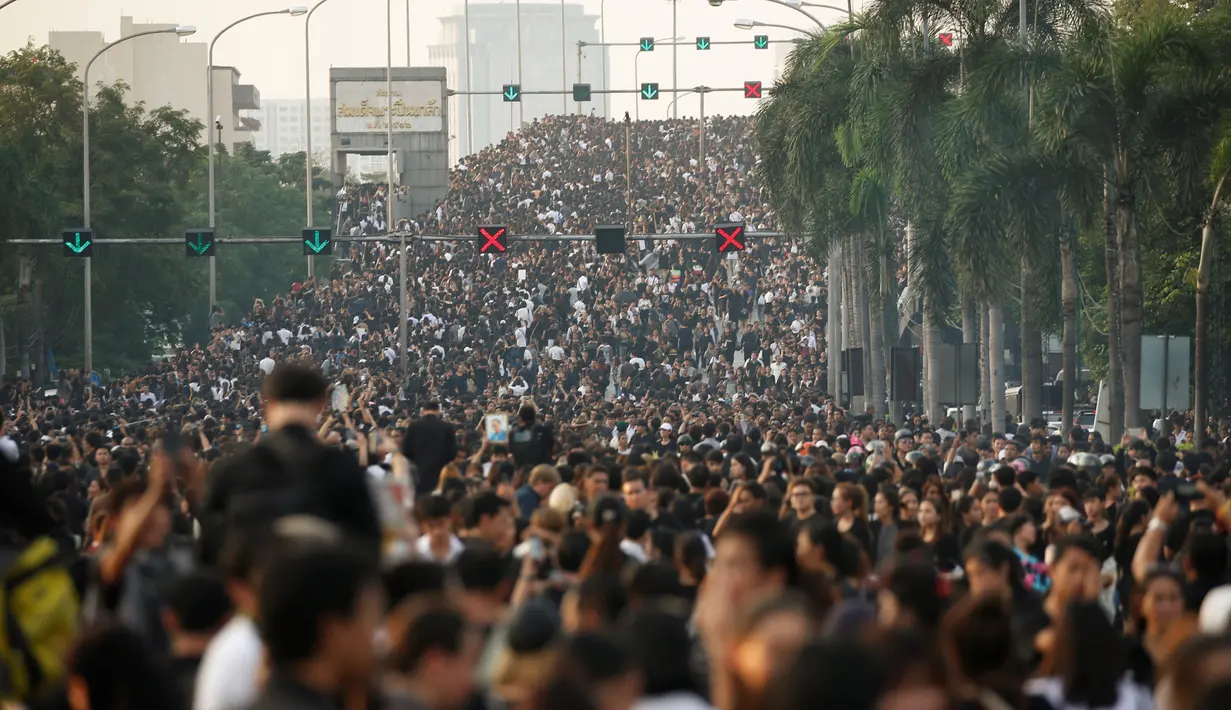 Lautan manusia iringi mobil yang membawa jenazah Raja Thailand Bhumibol Adulyadej ke Grand Palace, Bangkok, Thailand, Jumat (14/10). (REUTERS / Athit Perawongmetha)