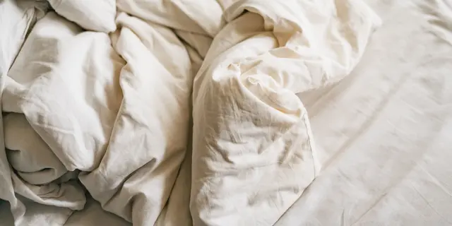 5 Penyebab Sprei Terasa Lembap Meski Tidak Terkena Air, Efeknya Tidak Main-Main