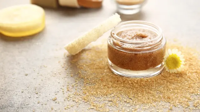 Salt Scrub vs Sugar Scrub: Mana yang Lebih Baik untuk Eksfoliasi Kulit Wajah?