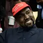 Rapper Kanye West saat bertemu dengan Presiden AS, Donald Trump di Oval Office, Gedung Putih, Kamis (11/10). West mengenakan topi bertuliskan slogan yang kerap digaungkan Trump, yakni "Make America Great Again". (AP/Evan Vucci)