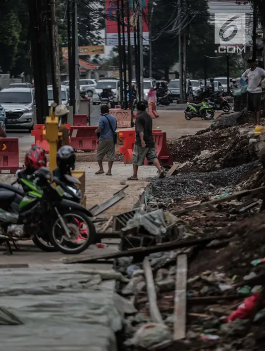 Suasana proyek pelebaran ruas Jalan Pangeran Antasari, Jakarta, Kamis (8/11). Pelebaran ini untuk mengantisipasi kemacetan setelah dioperasikannya Tol Depok-Antasari. (Liputan6.com/Faizal Fanani)