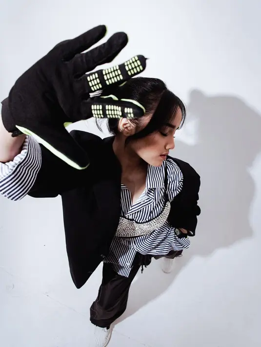 Lewat foto ini Fuji membuktikan dirinya bisa jadi sosok yang berbakat di dunia modelling.(Instagram @fuji_an)