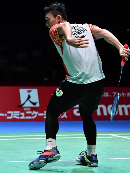 Tunggal putra Indonesia, Jonatan Christie mengembalikan kok ke tunggal putra Denmark, Jan O Jorgensen dalam babak semifinal Jepang Terbuka 2019  di Tokyo (27/7/2019). Jonatan Christie melaju ke final setelah menang 21-14 dan 21-14 atas Jan O Jorgensen. (AFP Photo/Toshifumi Kitamura)