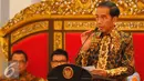 Jokowi memberikan paparan saat memimpin Sidang Kabinet Paripuna di Istana, Jakarta, Rabu (2/1). Menurut Presiden Jokowi, peningkatan besaran anggaran harus berkontribusi pada pencapaian hasil. (Liputan6.com/Angga Yuniar)