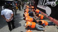 Puluhan pelanggar PSBB diberi hukuman push-up saat razia masker di Pasar Reni, Pamulang, Tangerang Selatan, Banten, Selasa (1/9/2020). Razia terhadap pedagang dan pengunjung pasar ini juga dilakukan rapid test guna mencegah penularan COVID-19. (merdeka.com/Arie Basuki)
