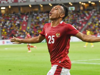 Irfan Jaya - Winger Indonesia ini adalah lawan utama Teerasil Dangda dalam perebutan gelar top skor Piala AFF 2020. Sejauh ini pemain PSS Sleman itu telah mencetak tiga gol. Irfan berpeluang menyamai torehan gol Dangda atau bahkan melampauinya di partai puncak. (AFP/Roslan Rahman)