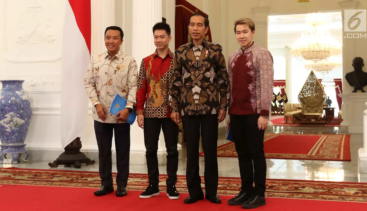 Presiden Joko Widodo atau Jokowi (dua kanan) foto bersama Menpora Imam Nahrawi (kiri) dan ganda putra peraih emas di All England, Kevin Sanjaya/Marcus Gideon di Istana Merdeka, Jakarta, Senin (2/4). (Liputan6.com/Angga Yuniar)