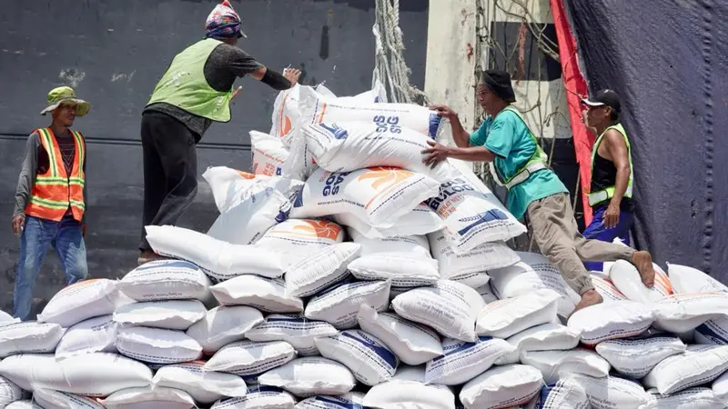 Proses bongkar muat beras impor dari Vietnam yang akan digunakan untuk pemenuhan stok Cadangan Beras Pemerintah (CBP). (Dok Bapanas)