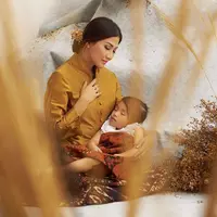 Sarwendah terlihat begitu keibuan saat dirinya mengenakan kebaya warna kuning. Ia tampak begitu anggun saat memangku buah hatinya, Thalia Ruben Onsu. (Foto: instagram.com/sarwendah29)