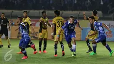 Pemain depan Persib, Ilija Spasojevic (ketiga kanan) berlari usai mencetak gol ke gawang Mitra Kukar di semi final leg kedua Piala Presiden 2015 di Stadion Si Jalak Harupat, Bandung, Sabtu (10/10/2015). Persib unggul 3-1. (Liputan6.com/Helmi Fithriansyah)