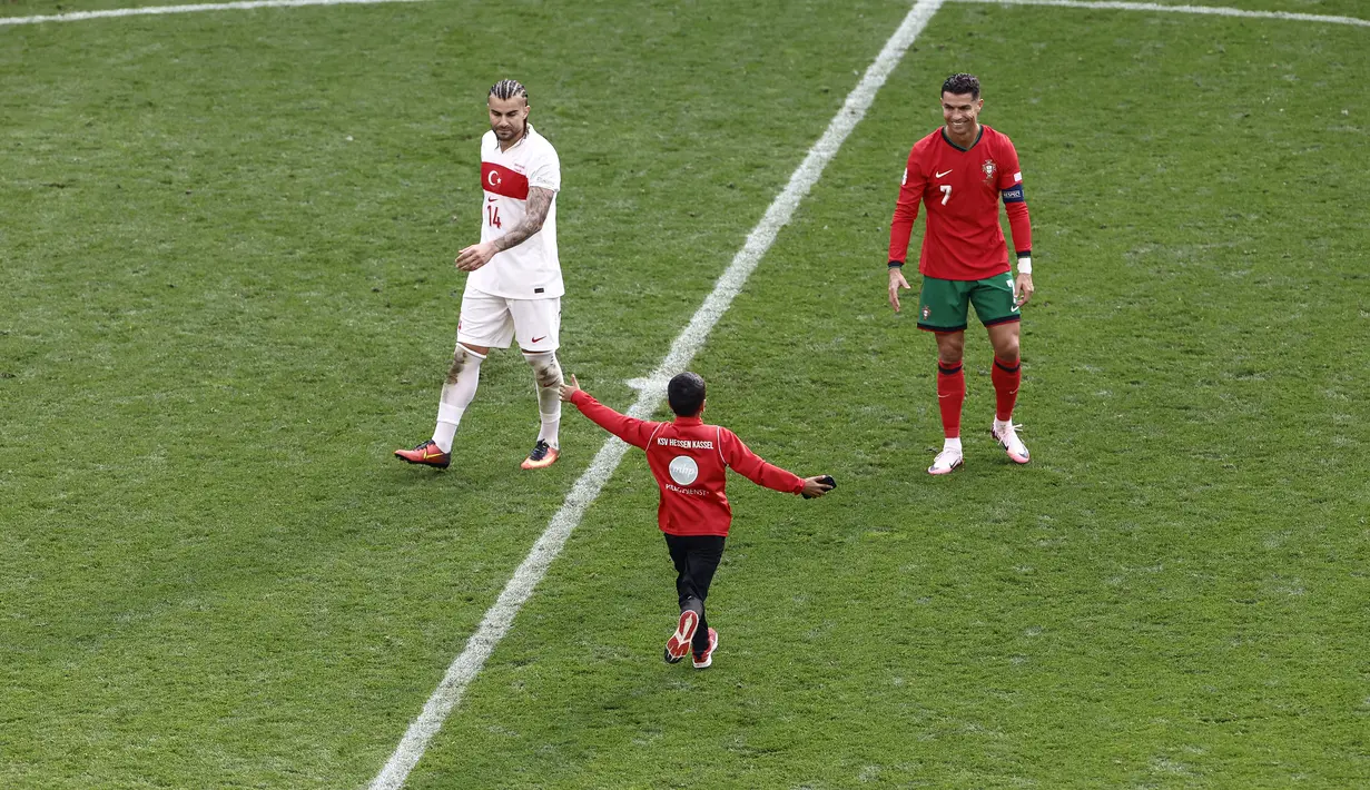 Pada laga tersebut, Cristiano Ronaldo berhasil mengantarkan Portugal mengalahkan Turki dengan skor 3-0 pada laga Grup F Piala Eropa 2024 di Stadion BVB Dortmund, Sabtu (22/6/2024).  (AFP/Kenzo Tribouillard)
