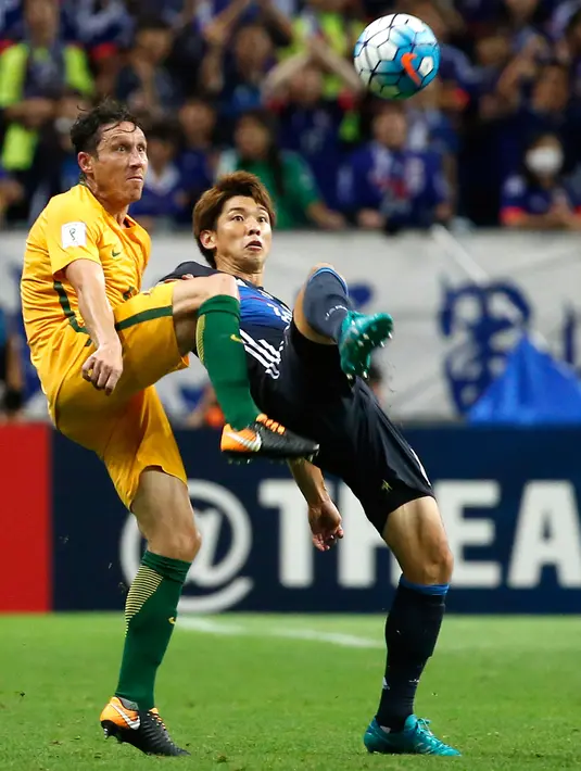 Pemain Australia, Mark Milligan berebut bola dengan pemain Jepang Yuya Osako saat pertandingan kualifikasi Piala Dunia Grup B di Saitama, Jepang (1/9). Atas kemengan itu Jepang lolos ke Piala Dunia 2018. (AP Photo / Shuji Kajiyama)