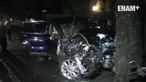 Sebuah minibus menghantam 4 sepeda motor setelah oleng. Mobil baru berhenti setelah menabrak pohon