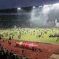 Bonek masuk lapangan saat laga Persebaya Surabaya Vs PSS Sleman di Stadion Gelora Bung Tomo, Selasa (29/10/2019). (Bola.com/Aditya Wany)