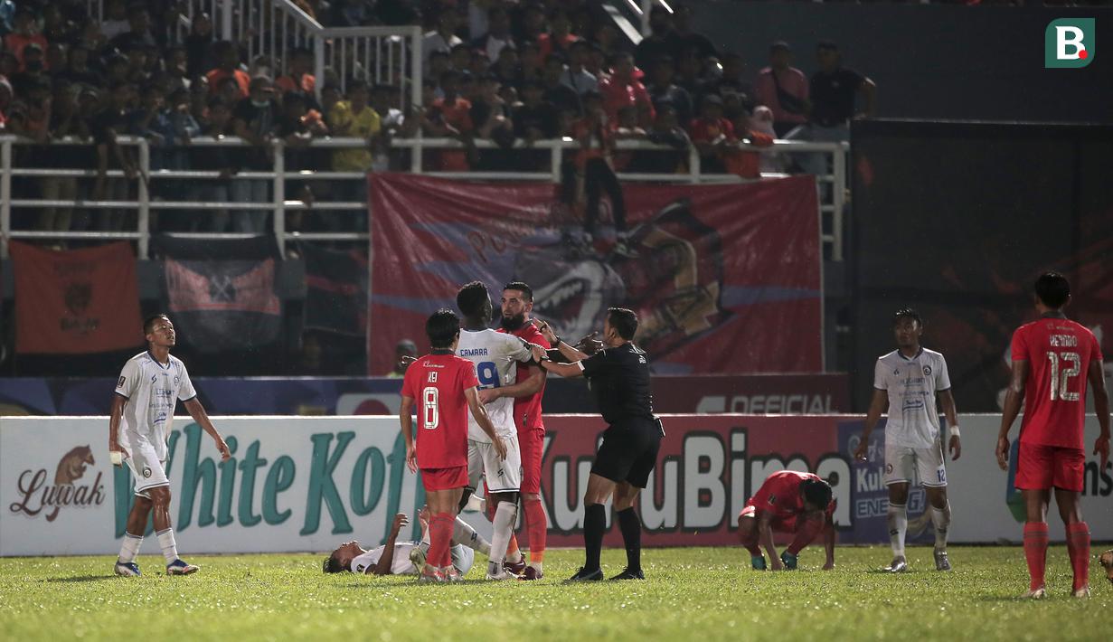 Wasit Yudi Nurcahya harus melerai pertikaian yang terjadi antara Abel Issa Camara dan Javlon Gusyenov. (Bola.com/Ikhwan Yanuar)