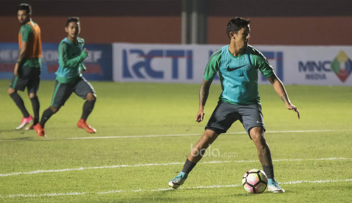 Pemain Timnas Indonesia, Irfan Bachdim, mengontrol bola saat latihan di Stadion Maguwoharjo, Sleman, Senin (12/6/2017). Latihan ini persiapan terakhir jelang menghadapi Puerto Rico. (Bola.com/Vitalis Yogi Trisna)
