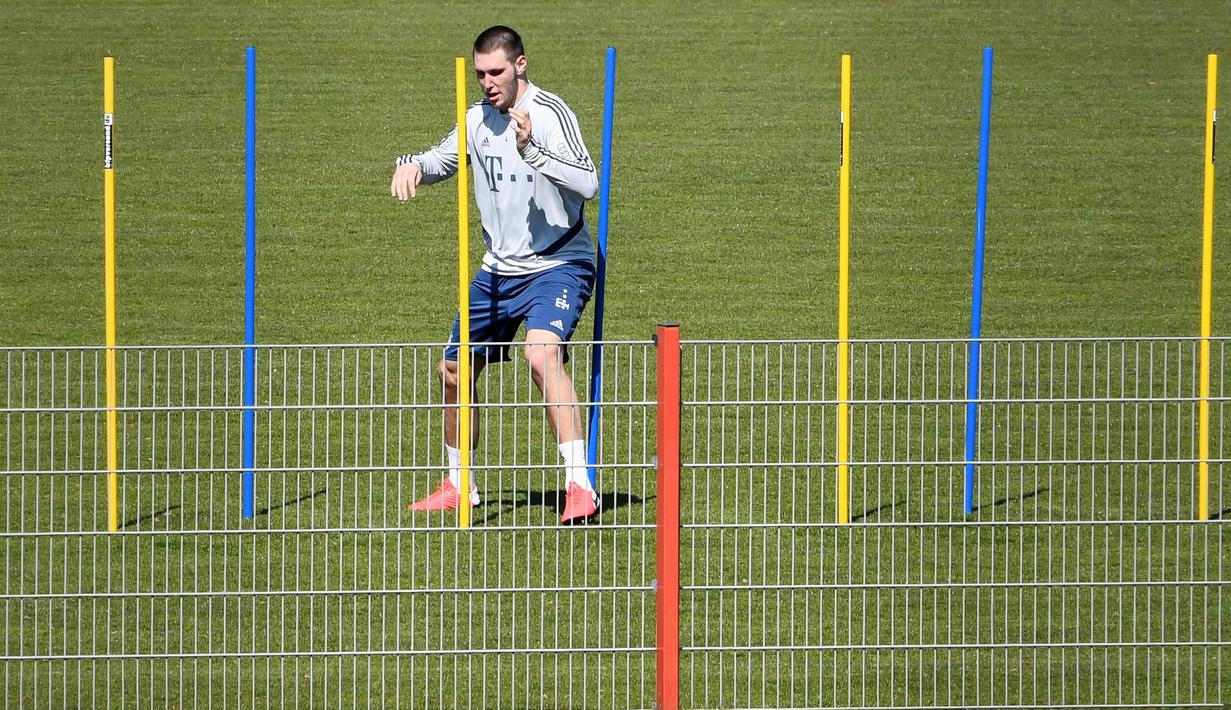 Bek Bayern Muenchen, Niklas Sule, saat sesi latihan Senin (6/4/2020). Pemuncak klasemen sementara liga Jerman ini berlatih bersama untuk pertamakalinya sejak Bundesliga dihentikan pada 13 Maret karena virus corona. (AFP/Christof Stache)