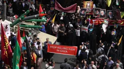 Warga Iran mengecam kembalinya operasi militer besar-besaran Israel di Jalur Gaza sejak 18 Maret 2025 lalu. (ATTA KENARE/AFP)