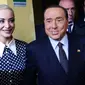 Mantan pemilik AC Milan, Silvio Berlusconi bersama istrinya, Marta Fascina. (AFP)