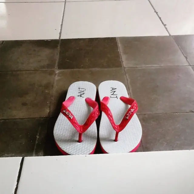 6 Nama Orang di Sandal Jepit Ini Curi Perhatian, Maling Senyum Tipis
