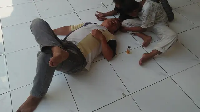 Bocah pemijat musiman selama Ramadan di Makassar (Liputan6.com/ Eka Hakim)