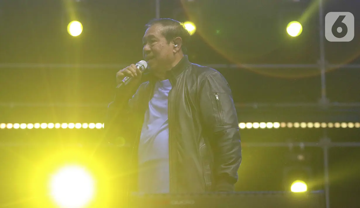 SBY membawakan tiga lagu ciptaannya sendiri yang berjudul "Ku Yakin Sampai di Sana," "Untuk Bumi Kita," dan "Cahaya dalam Kegelapan." (Liputan6.com/Herman Zakharia)