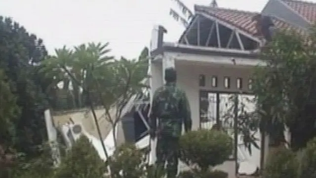 [VIDEO] Tergerus Arus Sungai, Rumah Ambruk di Depok