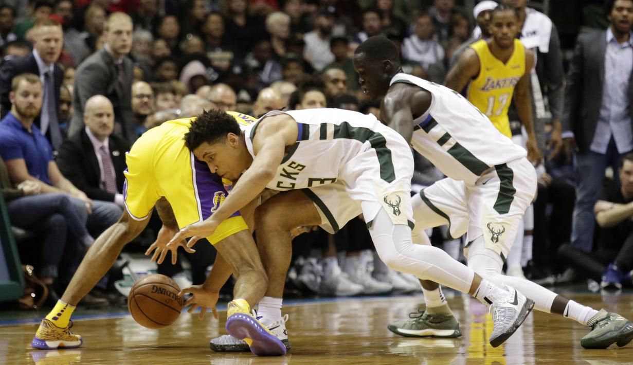 Pebasket Milwaukee Bucks, Malcolm Brogdon, berebut bola dengan pebasket LA Lakers, Brandon Ingram, pada laga NBA di Bradley Center, Minggu (12/11/2017). Bucks menang 98-90 atas LA Lakers. (AP/Darren Hauck)